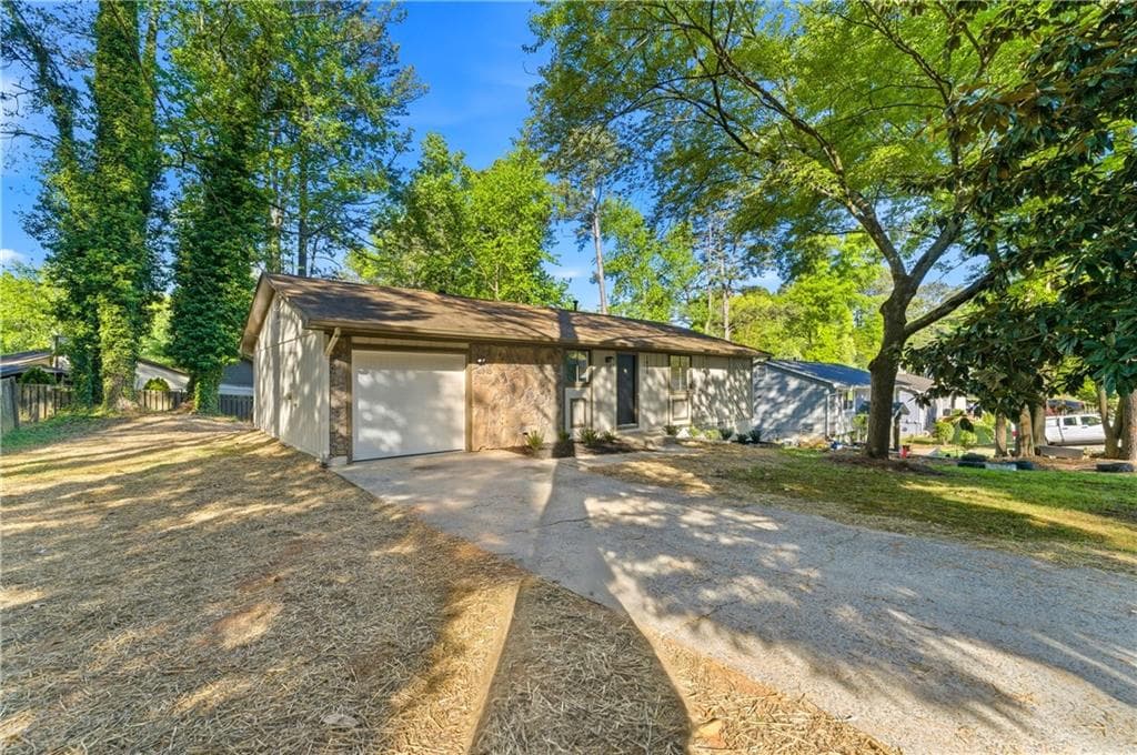 3 bedroom, 2 bathroom, 1,120 sq ft single family residence under contract at 1450 Reddington Lane, Norcross, GA 30093 — photo 3