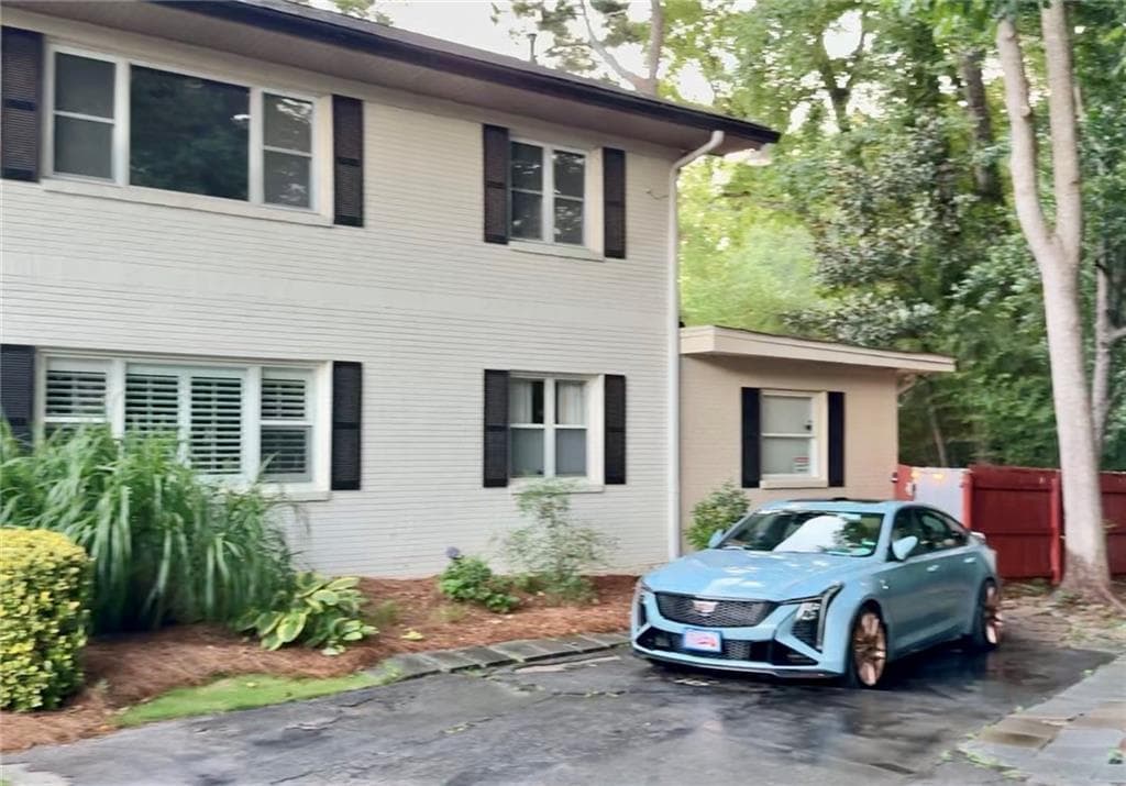 1 bedroom, 1 bathroom, 450 sq ft condominium for sale at 2477 N Decatur Road C5, Decatur, GA 30033 — photo 1 of 18