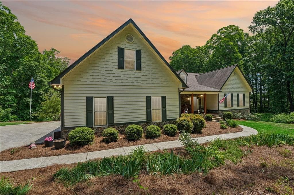 6 bedroom, 4 bathroom, 6,048 sq ft single family residence for sale at 5925 Cantrell Circle, Cumming, GA 30041 — photo 1 of 68