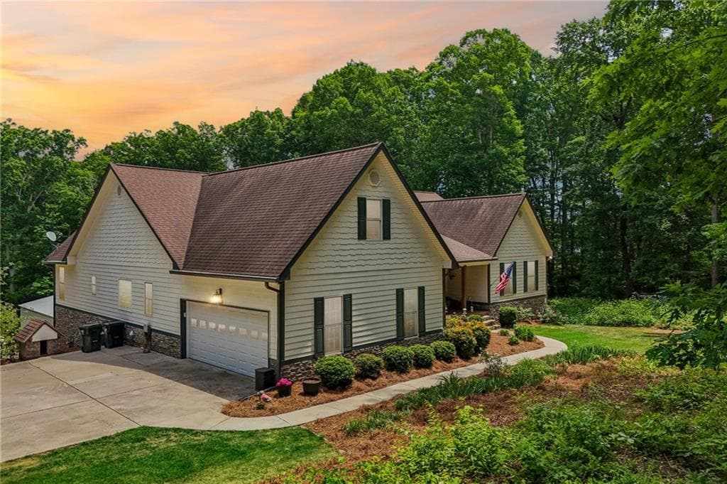 6 bedroom, 4 bathroom, 6,048 sq ft single family residence for sale at 5925 Cantrell Circle, Cumming, GA 30041 — photo 2
