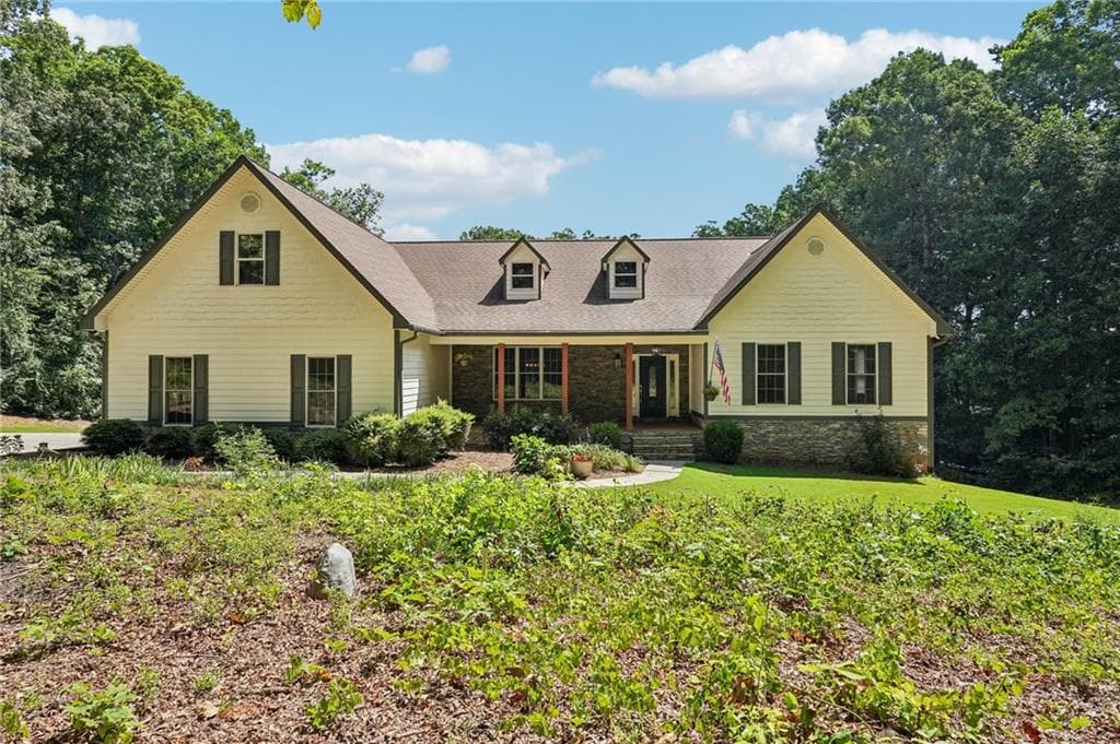 6 bedroom, 4 bathroom, 6,048 sq ft single family residence for sale at 5925 Cantrell Circle, Cumming, GA 30041 — photo 3