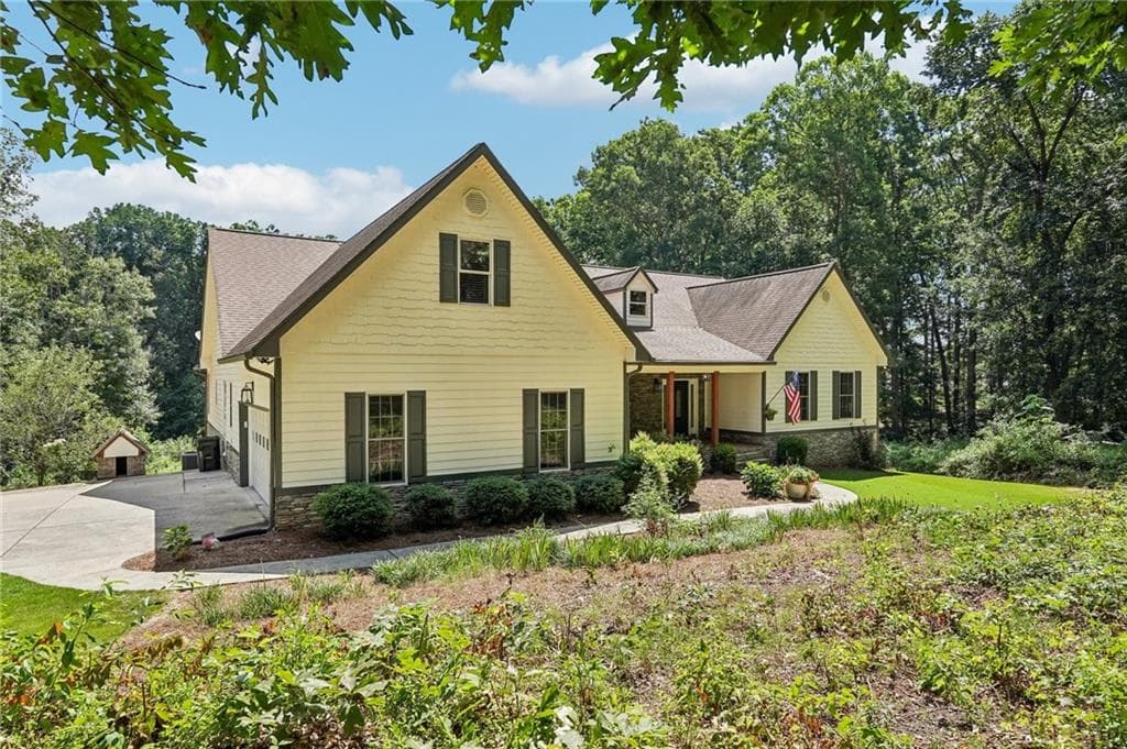 6 bedroom, 4 bathroom, 6,048 sq ft single family residence for sale at 5925 Cantrell Circle, Cumming, GA 30041 — photo 4
