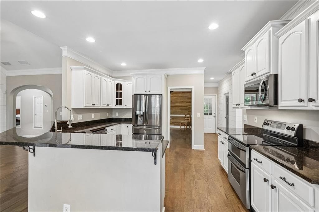 6 bedroom, 4 bathroom, 6,048 sq ft single family residence for sale at 5925 Cantrell Circle, Cumming, GA 30041 — photo 10