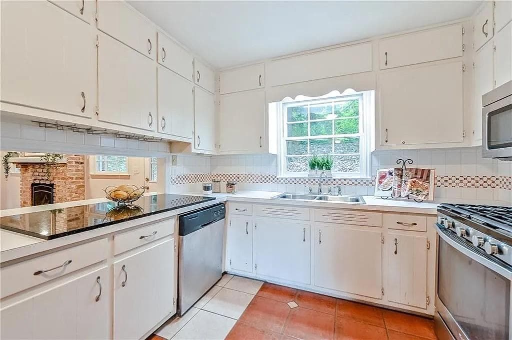 3 bedroom, 2 bathroom, 1,770 sq ft single family residence for rent at 260 River Valley Road, Atlanta, GA 30328 for $2,750 a month — photo 5