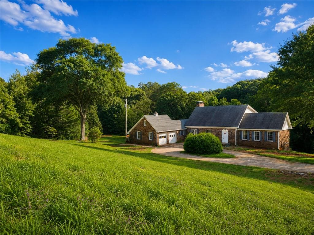 3 bedroom, 2 bathroom, 2,520 sq ft single family residence for sale at 4545 Twin lakes DR Drive, Monroe, GA 30656 — photo 3