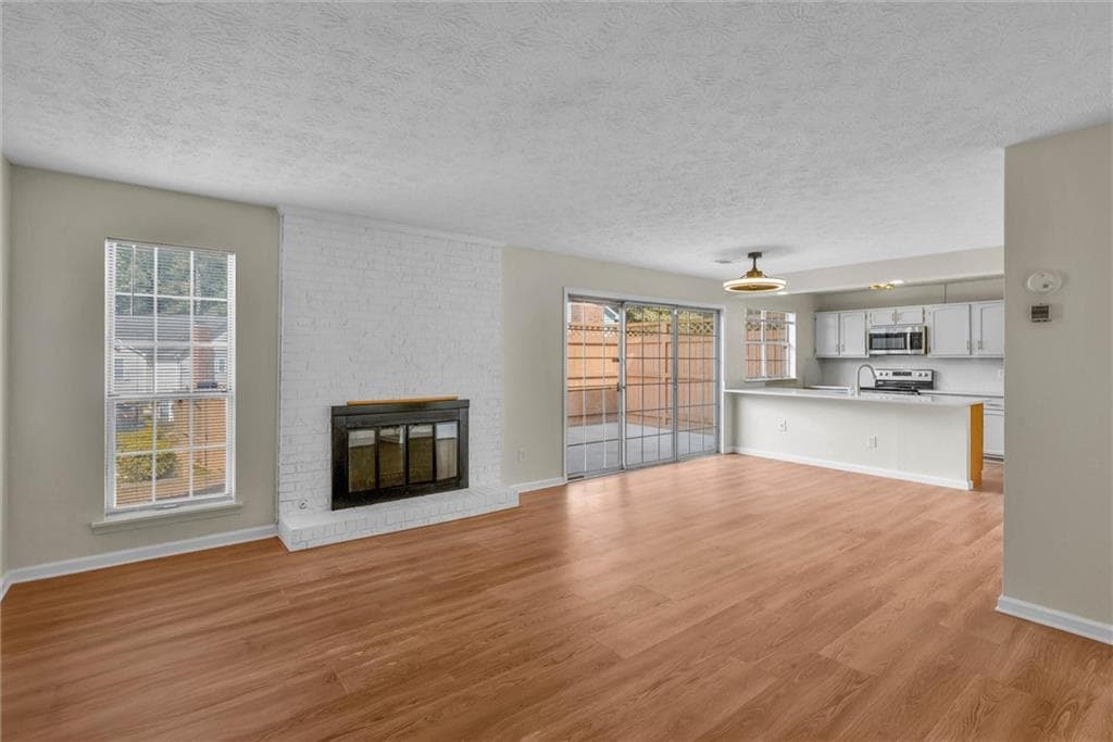 2 bedroom, 3 bathroom, 1,196 sq ft townhouse under contract at 1111 Greenyard Way, Norcross, GA 30093 — photo 2