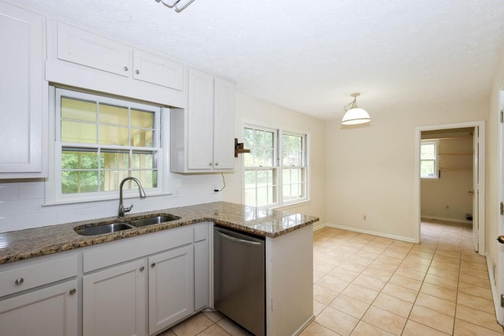 3 bedroom, 2 bathroom, 2,700 sq ft single family residence under contract at 5315 Pounds Drive, Stone Mountain, GA 30087 — photo 10