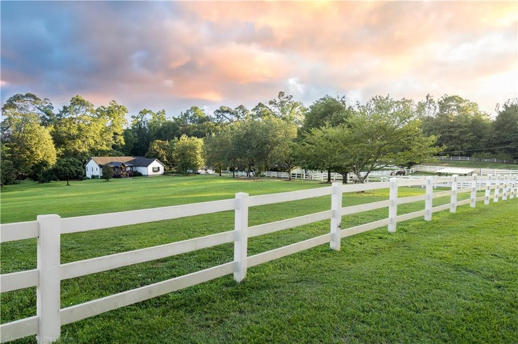 4 bedroom, 4 bathroom, 3,160 sq ft single family residence for sale at 8401 Norris Lake Way, Snellville, GA 30039 — photo 2