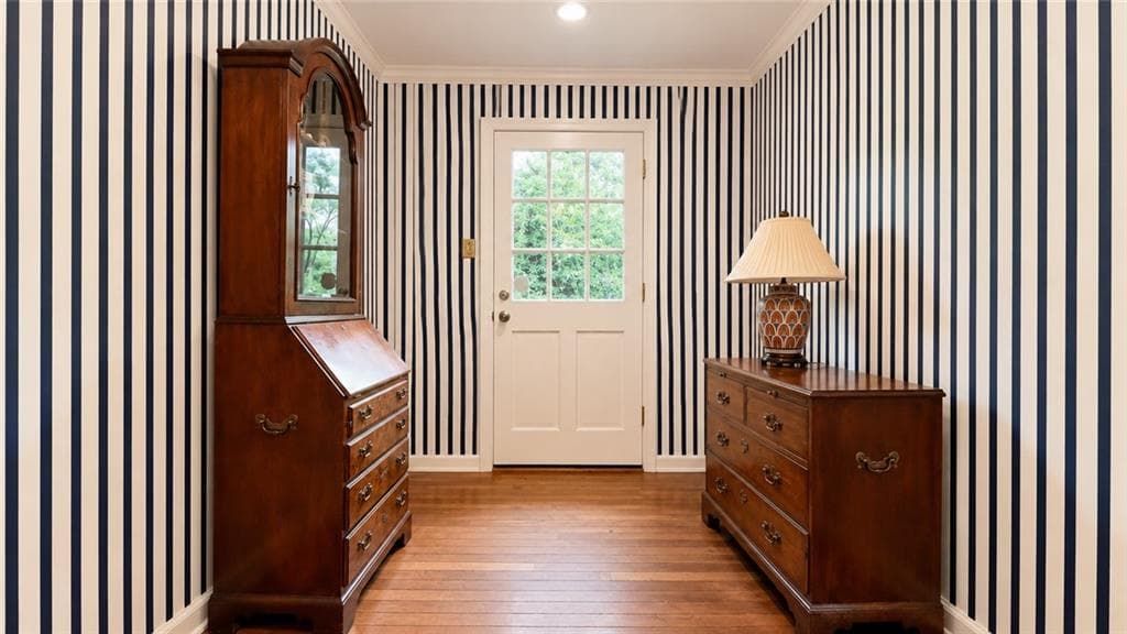 4 bedroom, 4 bathroom, 3,028 sq ft single family residence under contract at 920 Buckingham Circle, Atlanta, GA 30327 — photo 3