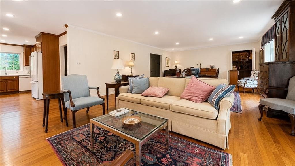 4 bedroom, 4 bathroom, 3,028 sq ft single family residence under contract at 920 Buckingham Circle, Atlanta, GA 30327 — photo 5