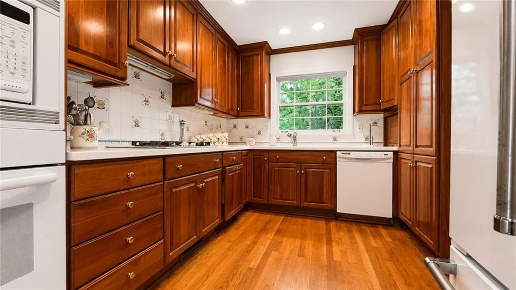 4 bedroom, 4 bathroom, 3,028 sq ft single family residence under contract at 920 Buckingham Circle, Atlanta, GA 30327 — photo 9