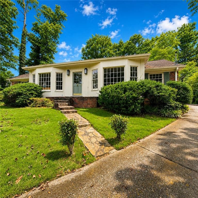 4 bedroom, 4 bathroom, 3,028 sq ft single family residence under contract at 920 Buckingham Circle, Atlanta, GA 30327 — photo 2