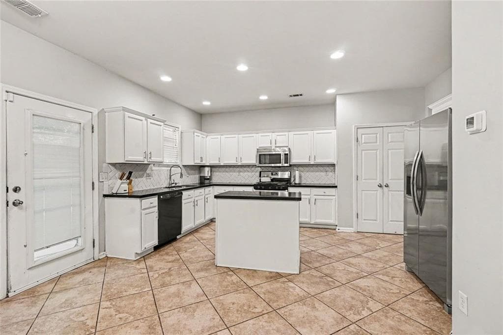 4 bedroom, 3 bathroom, 2,843 sq ft single family residence under contract at 1641 Hedington Court, Lawrenceville, GA 30045 — photo 6