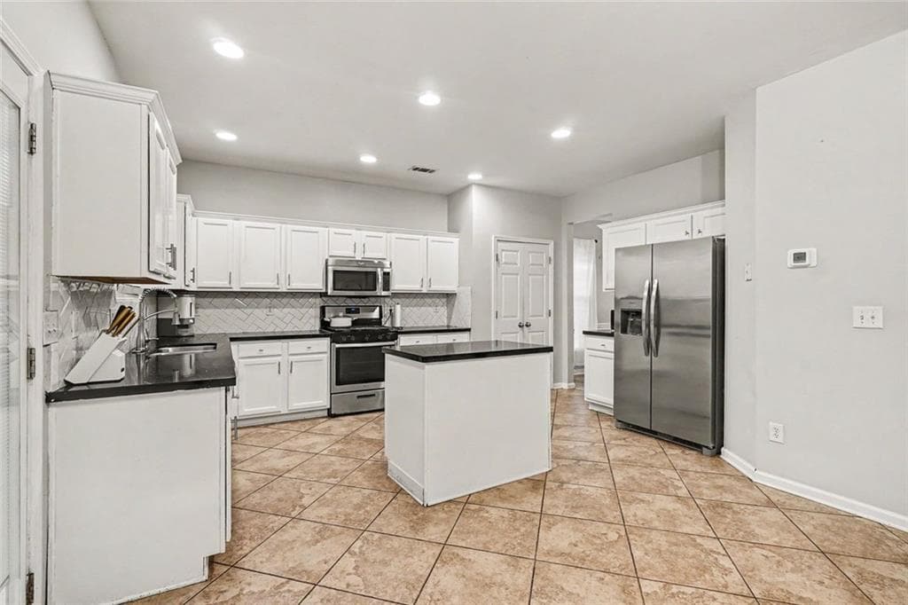 4 bedroom, 3 bathroom, 2,843 sq ft single family residence under contract at 1641 Hedington Court, Lawrenceville, GA 30045 — photo 7