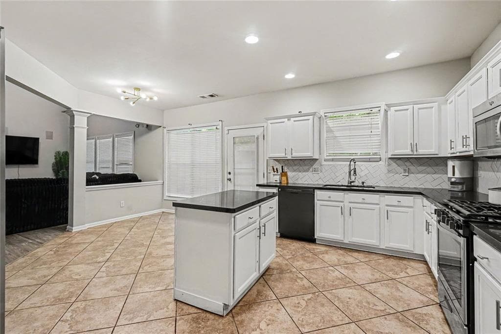 4 bedroom, 3 bathroom, 2,843 sq ft single family residence under contract at 1641 Hedington Court, Lawrenceville, GA 30045 — photo 8