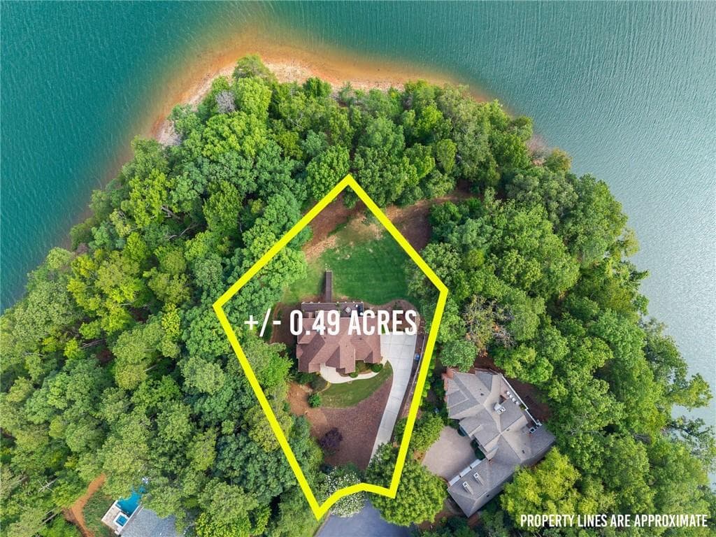 5 bedroom, 6 bathroom, 5,180 sq ft single family residence for sale at 2819 NE Point Overlook, Gainesville, GA 30501 — photo 4