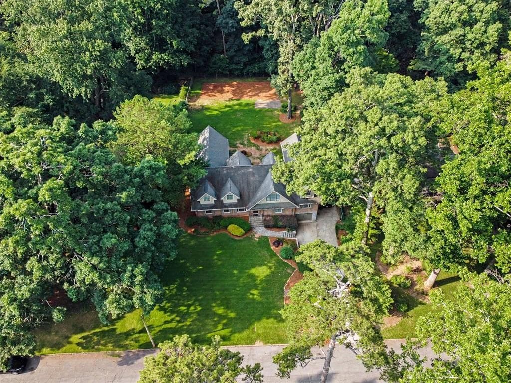 6 bedroom, 5 bathroom, 4,894 sq ft single family residence for sale at 804 Pinetree Drive, Decatur, GA 30030 — photo 2
