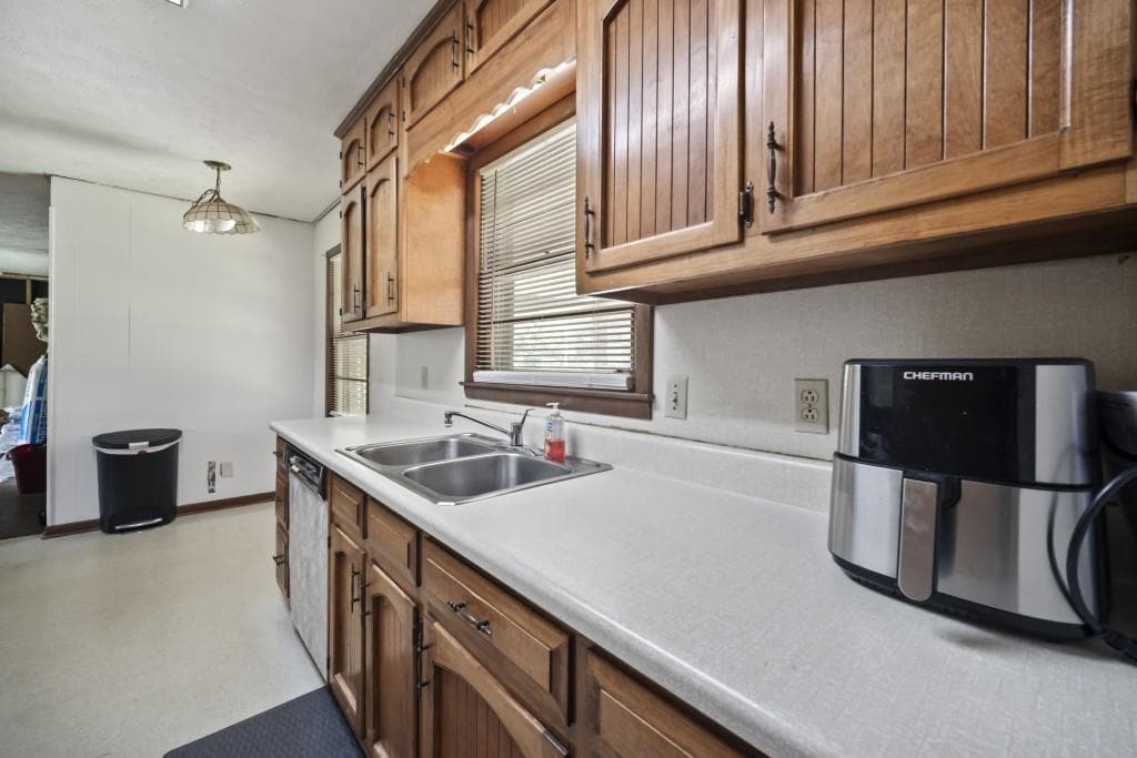 3 bedroom, 2 bathroom, 1,468 sq ft single family residence for sale at 1810 Hasty Road, Marietta, GA 30062 — photo 5