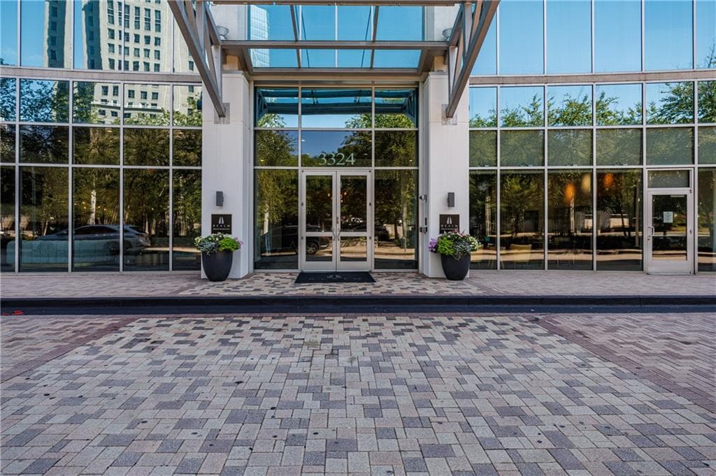 2 bedroom, 2 bathroom, 1,223 sq ft condominium for sale at 3324 Peachtree Road 1101, Atlanta, GA 30326 — photo 3