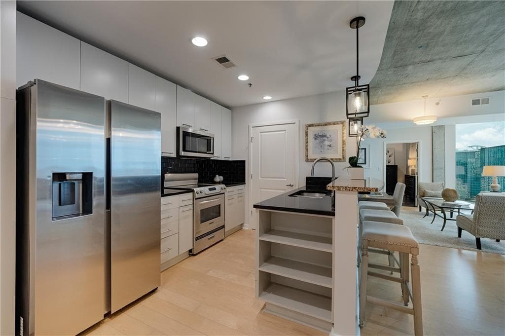 2 bedroom, 2 bathroom, 1,223 sq ft condominium for sale at 3324 Peachtree Road 1101, Atlanta, GA 30326 — photo 6