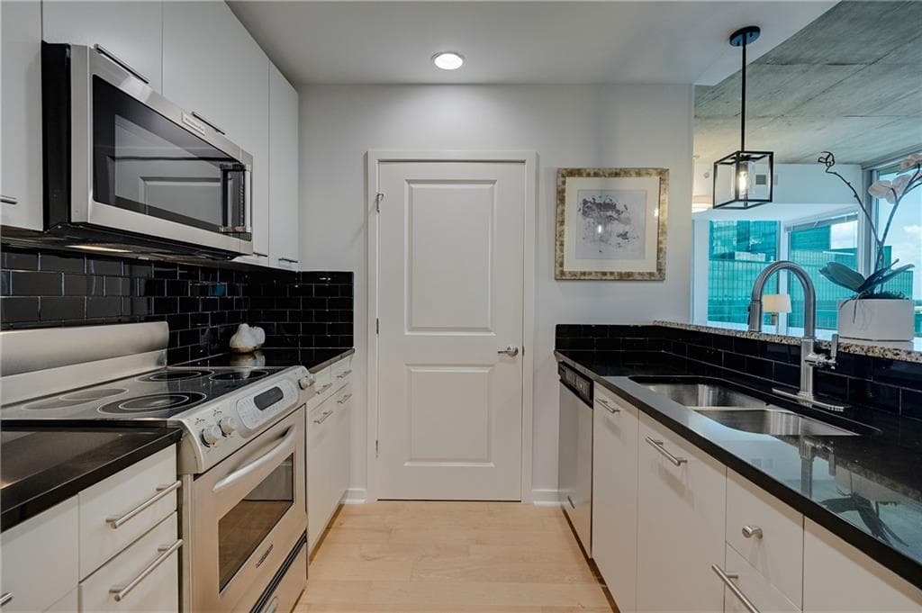 2 bedroom, 2 bathroom, 1,223 sq ft condominium for sale at 3324 Peachtree Road 1101, Atlanta, GA 30326 — photo 7