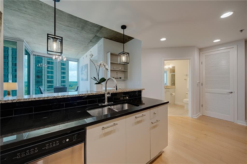 2 bedroom, 2 bathroom, 1,223 sq ft condominium for sale at 3324 Peachtree Road 1101, Atlanta, GA 30326 — photo 8