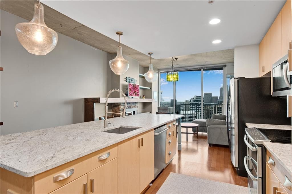 1 bedroom, 1 bathroom, 877 sq ft condominium for sale at 860 Peachtree Street 2504, Atlanta, GA 30308 — photo 3