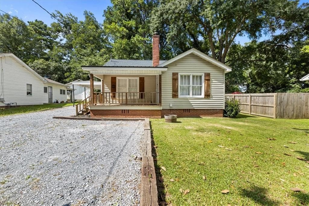 2 bedroom, 1 bathroom, 943 sq ft single family residence for sale at 102 W Fairmount Avenue, Cedartown, GA 30125