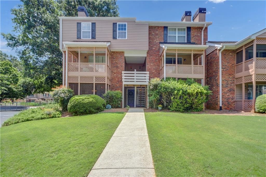 2 bedroom, 3 bathroom, 1,292 sq ft condominium for sale at 330 Quail Run, Roswell, GA 30076 — photo 2