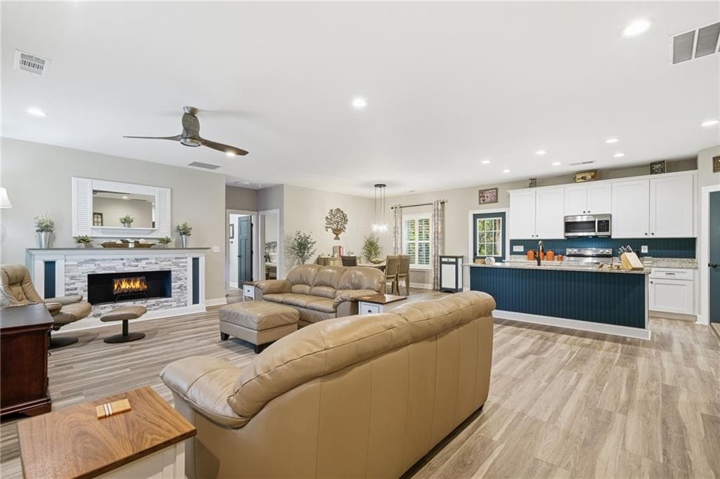 3 bedroom, 2 bathroom, 1,672 sq ft single family residence under contract at 221 Windsor Way, Jasper, GA 30143 — photo 6