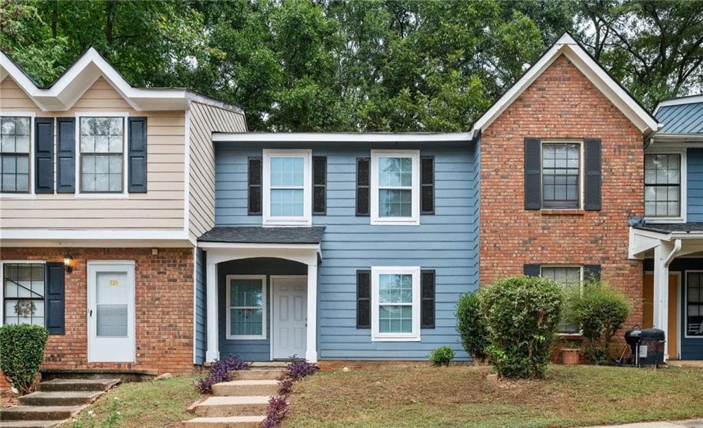 2 bedroom, 3 bathroom, 1,326 sq ft townhouse under contract at 725 Oak Drive, Atlanta, GA 30354