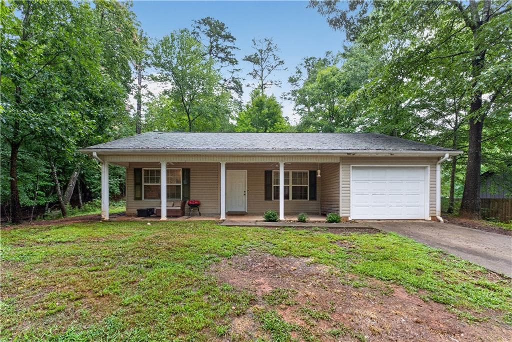 2 bedroom, 1 bathroom, 990 sq ft single family residence under contract at 3548 Lakeview Drive, Gainesville, GA 30501 — photo 2