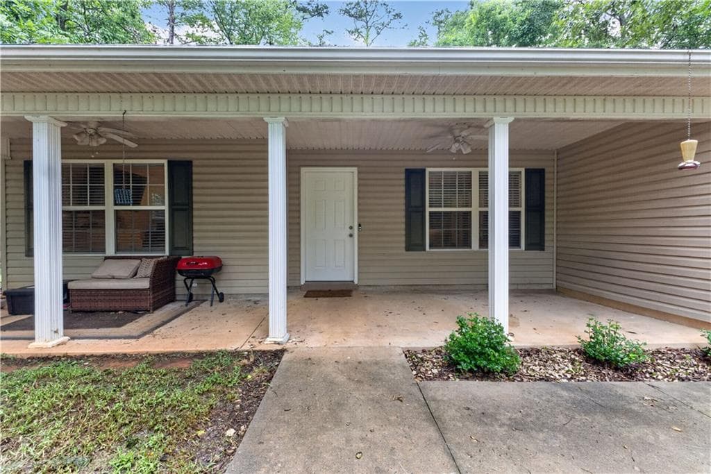 2 bedroom, 1 bathroom, 990 sq ft single family residence under contract at 3548 Lakeview Drive, Gainesville, GA 30501 — photo 3