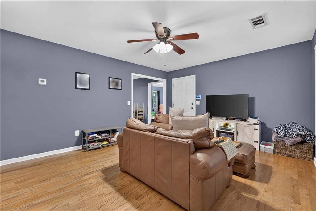 2 bedroom, 1 bathroom, 990 sq ft single family residence under contract at 3548 Lakeview Drive, Gainesville, GA 30501 — photo 6