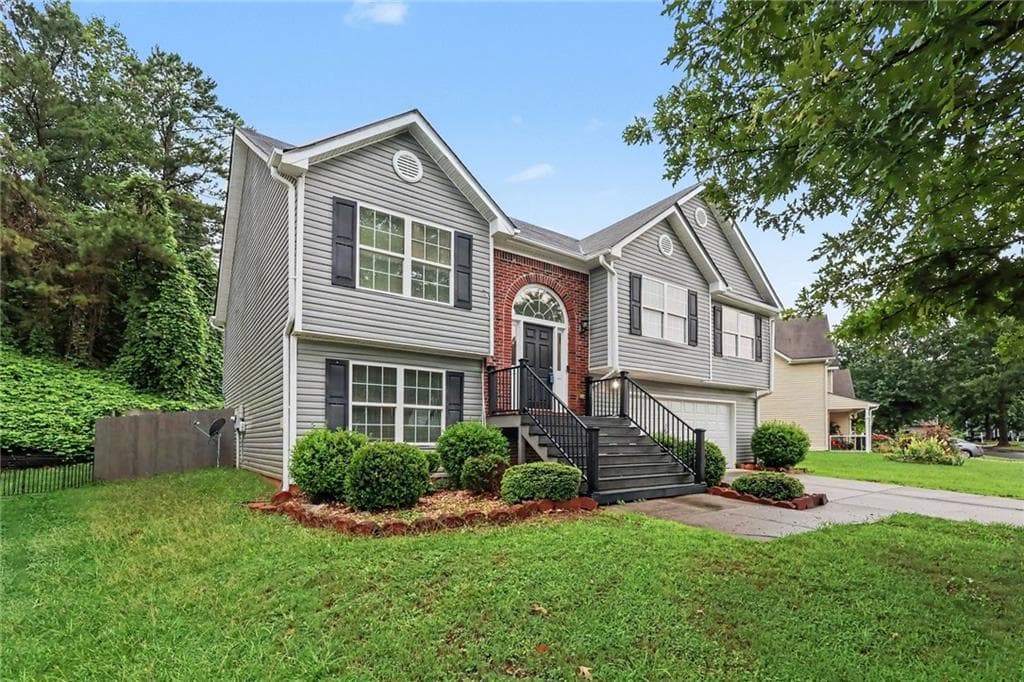 5 bedroom, 3 bathroom, 1,836 sq ft single family residence under contract at 4227 Round Stone Trail, Snellville, GA 30039 — photo 2