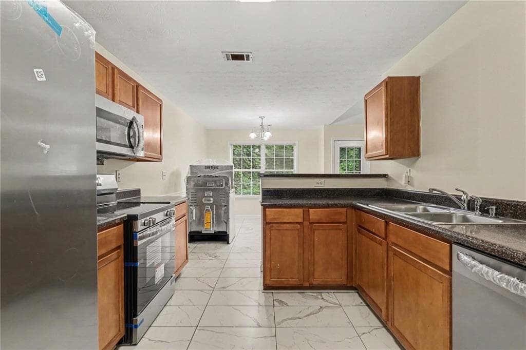 5 bedroom, 3 bathroom, 1,836 sq ft single family residence under contract at 4227 Round Stone Trail, Snellville, GA 30039 — photo 8