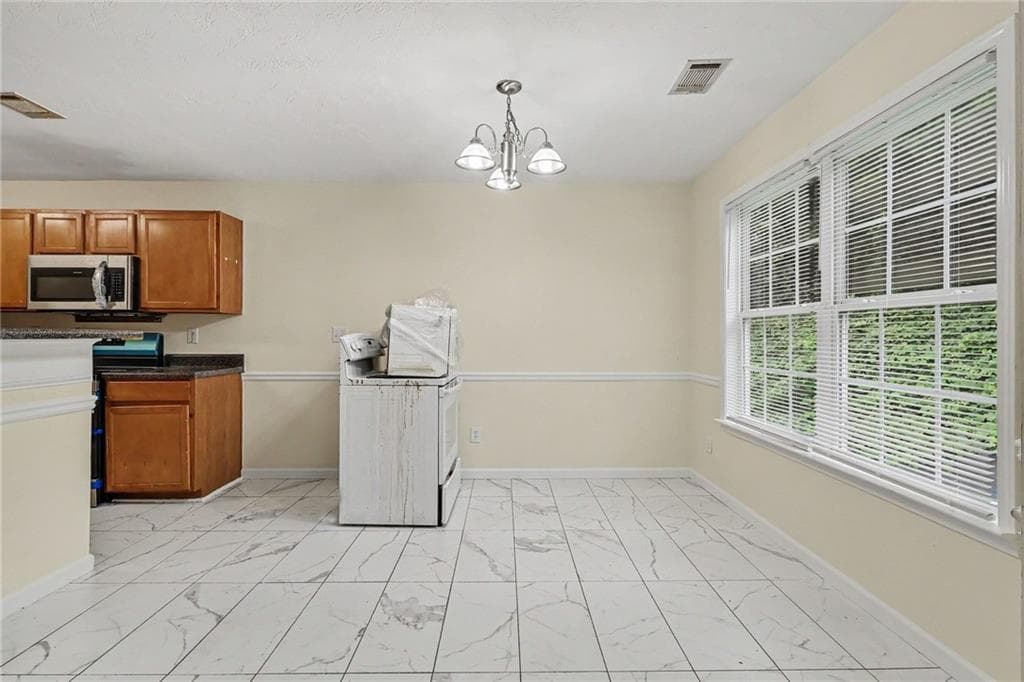5 bedroom, 3 bathroom, 1,836 sq ft single family residence under contract at 4227 Round Stone Trail, Snellville, GA 30039 — photo 10