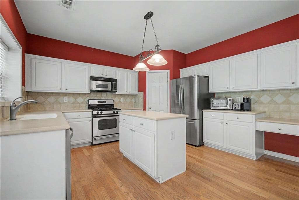 4 bedroom, 3 bathroom, 2,799 sq ft single family residence for sale at 119 Normandy Drive, Woodstock, GA 30188 — photo 7