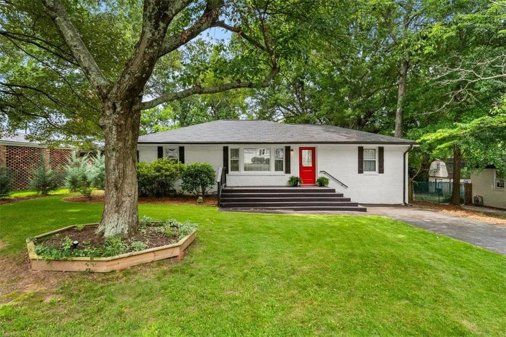 3 bedroom, 2 bathroom, 1,307 sq ft single family residence for sale at 1546 Cloverdale Drive, Marietta, GA 30067 — photo 1 of 31