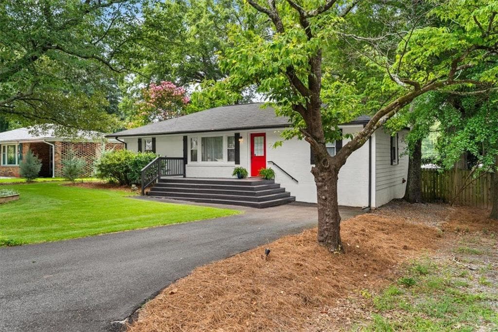 3 bedroom, 2 bathroom, 1,307 sq ft single family residence for sale at 1546 Cloverdale Drive, Marietta, GA 30067 — photo 2