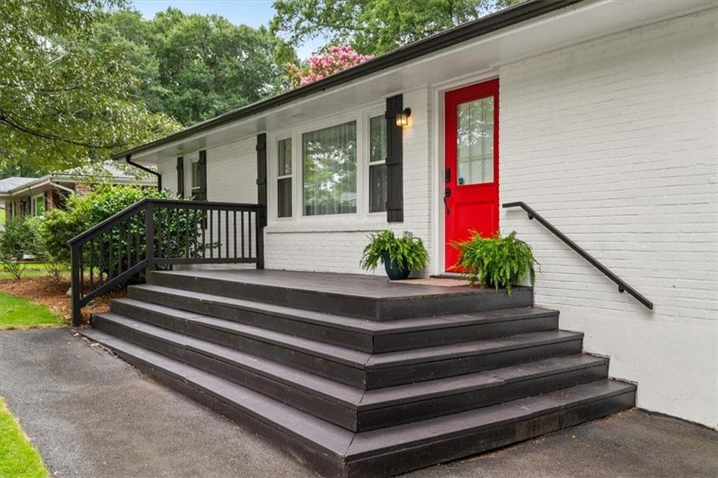 3 bedroom, 2 bathroom, 1,307 sq ft single family residence for sale at 1546 Cloverdale Drive, Marietta, GA 30067 — photo 3