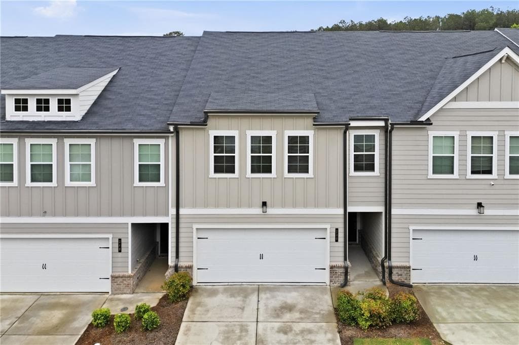 3 bedroom, 3 bathroom, 2,301 sq ft townhouse for sale at 230 Point Place Drive, Loganville, GA 30052 — photo 2
