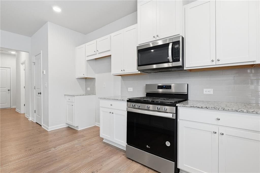 3 bedroom, 3 bathroom, 2,301 sq ft townhouse for sale at 230 Point Place Drive, Loganville, GA 30052 — photo 6