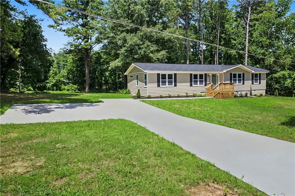 4 bedroom, 2 bathroom, 1,664 sq ft single family residence for sale at 126 Lucinda Lane, Fayetteville, GA 30214 — photo 1 of 41