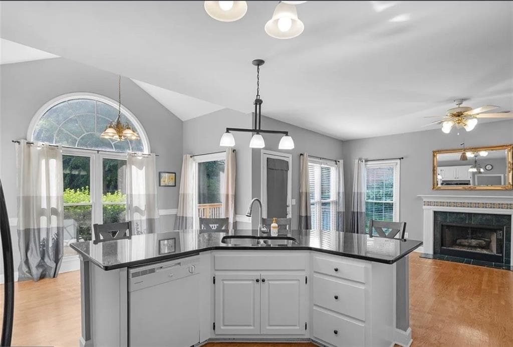 4 bedroom, 4 bathroom, 2,295 sq ft single family residence under contract at 550 McGarity Drive, Mcdonough, GA 30252 — photo 4