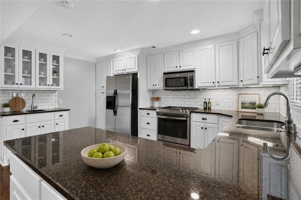 3 bedroom, 4 bathroom, 2,047 sq ft single family residence under contract at 2818 Tupelo Street, Atlanta, GA 30317 — photo 10