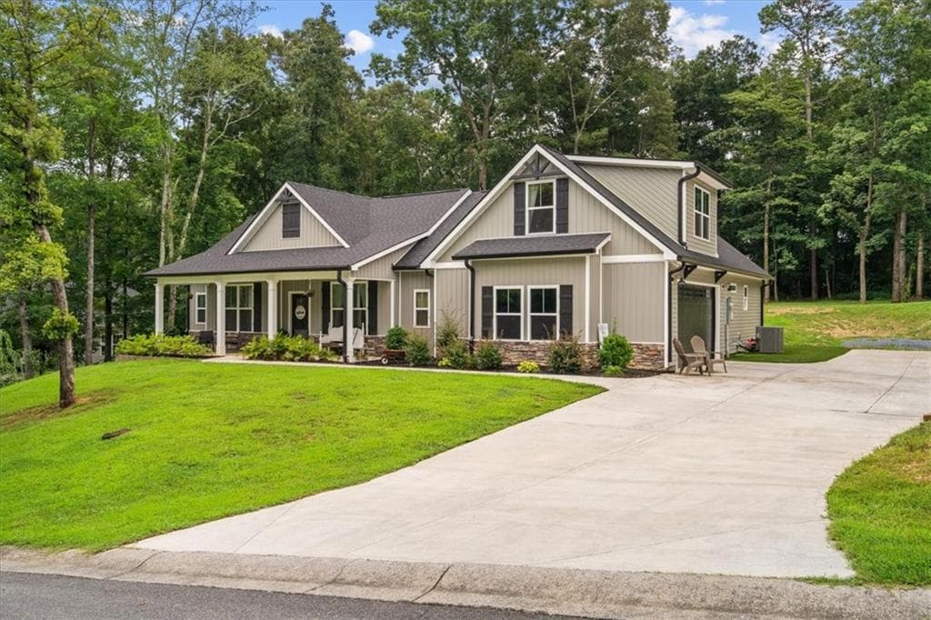 4 bedroom, 2 bathroom, 2,025 sq ft single family residence for sale at 499 Oakland Drive, Calhoun, GA 30701 — photo 2