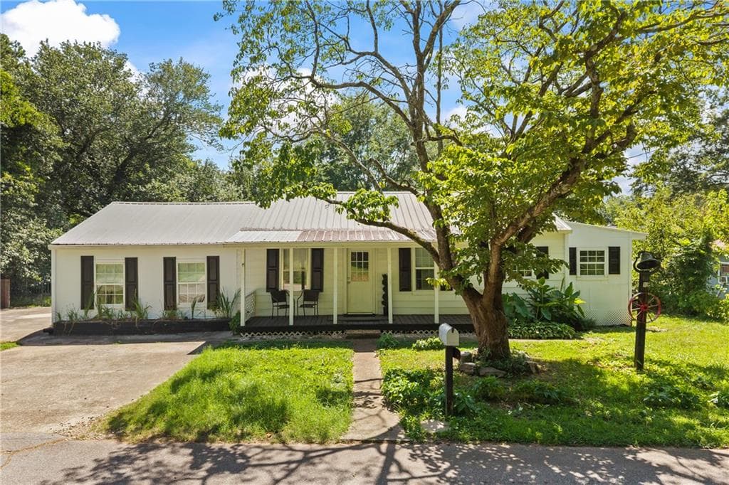 3 bedroom, 1 bathroom, 1,280 sq ft single family residence under contract at 167 South Street, Cornelia, GA 30531 — photo 2