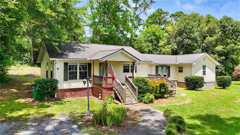 4 bedroom, 2 bathroom, 1,917 sq ft single family residence for sale at 77 York Drive, Plainville, GA 30733 — photo 4