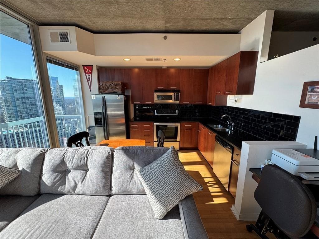 1 bedroom, 1 bathroom, 698 sq ft condominium for sale at 3324 Peachtree Road 2606, Atlanta, GA 30326 — photo 3